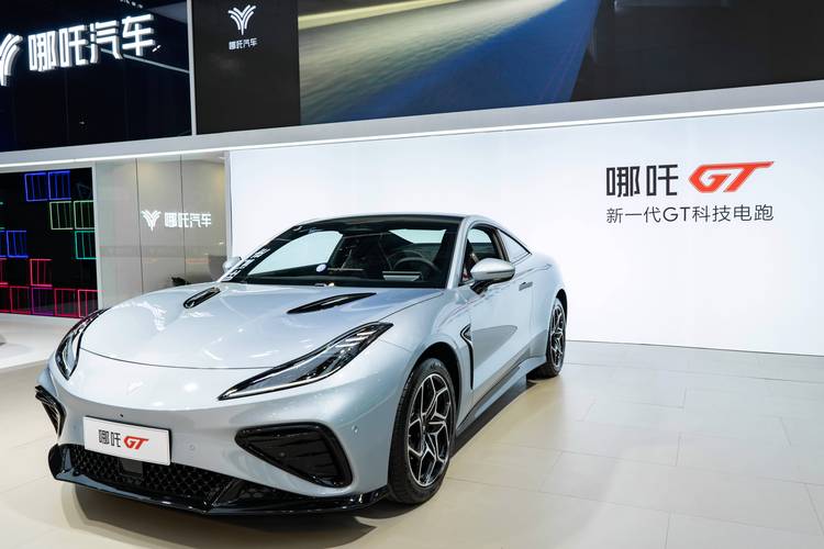 佛山242哪吒汽车在智能汽车领域的表现，领途汽车在新能源汽车市场中的影响力